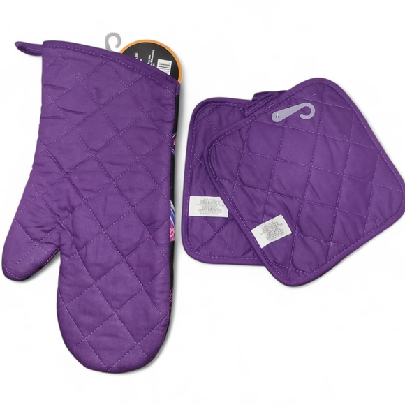 3 Piece Work Your Magic Oven Mitt and Pot Holder Set - Black and Purple - Picture 2 of 2